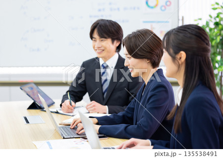 ビジネス　打合せをしている男女 135538491