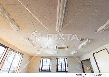 古い空き物件の内観 135538497