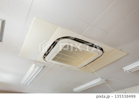 古い空き物件の内観 135538499