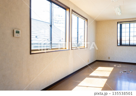 古い空き物件の内観 135538501