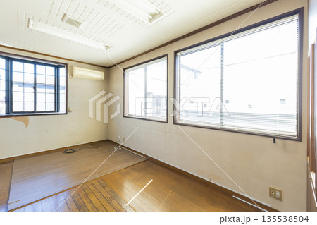 古い空き物件の内観 135538504