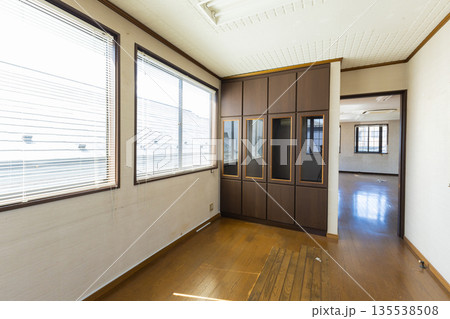 古い空き物件の内観 135538508