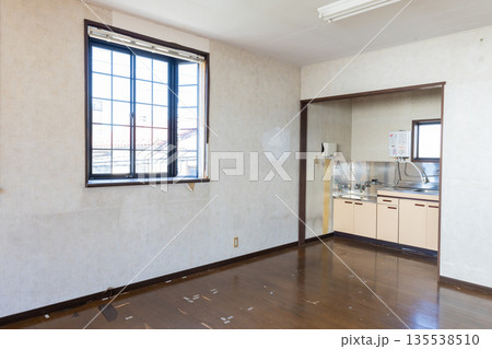 古い空き物件の内観 135538510