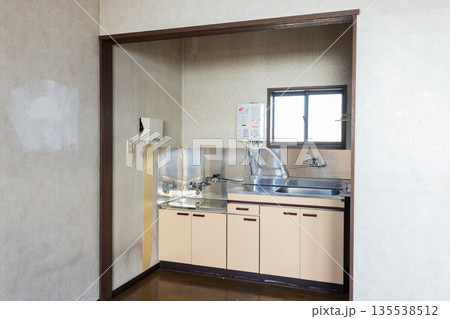 古い空き物件の内観 135538512