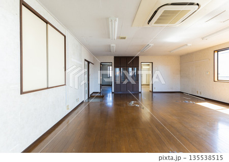 古い空き物件の内観 135538515