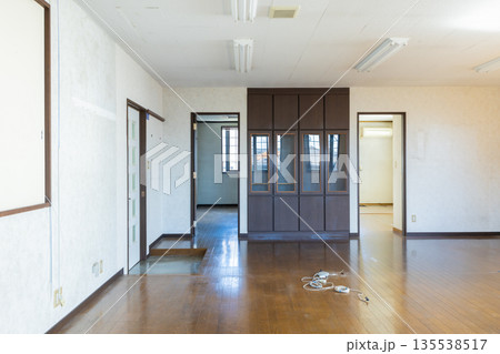 古い空き物件の内観 135538517