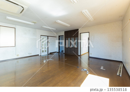 古い空き物件の内観 135538518