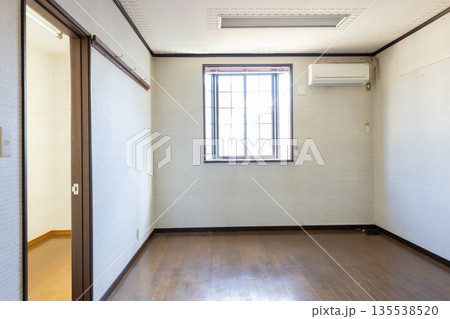 古い空き物件の内観 135538520