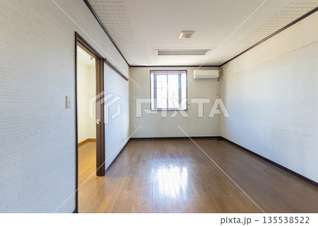 古い空き物件の内観 135538522