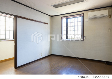 古い空き物件の内観 135538525