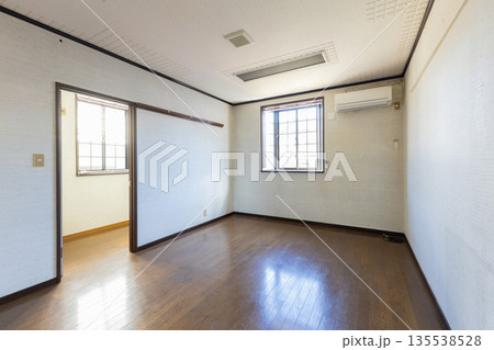 古い空き物件の内観 135538528