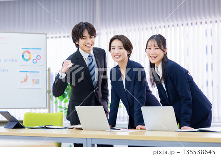 ビジネス　打合せをしている男女 135538645