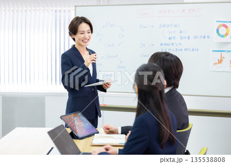 ビジネス　打合せをしている男女 135538808