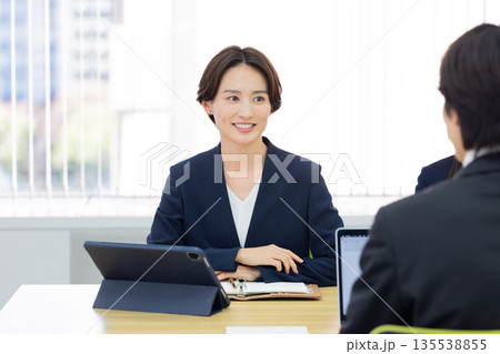 ビジネス 打合せをしている女性 ビジネス 打合せをしている女性 135538855
