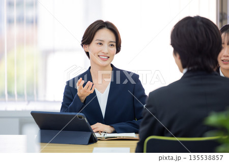 ビジネス 打合せをしている女性 ビジネス 打合せをしている女性 135538857