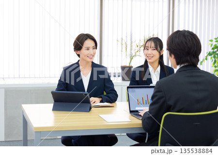 ビジネス　打合せをしている男女 135538884