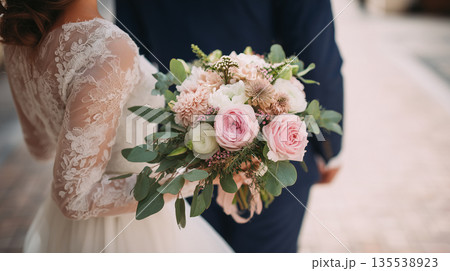 結婚披露宴でウェディングブーケを持つ新郎新婦のクロースアップ 135538923
