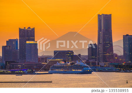 日本の横浜都市景観飛鳥Ⅲと富士山、みなとみらいが競演…日本の豪華客船時代の幕開け 135538955