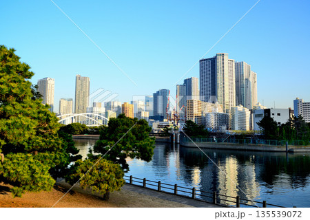 冬の浜離宮恩賜庭園　再開発が進む勝どき・豊海地区 135539072