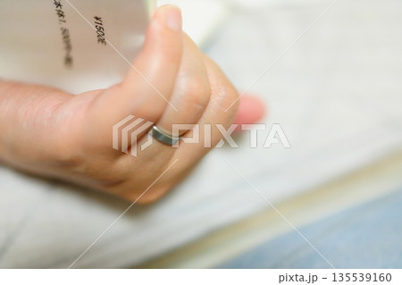 結婚指輪をした主婦の手 135539160