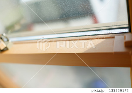 窓枠に堆積したホコリ 135539175