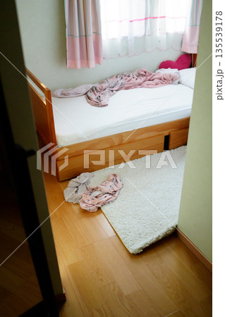 子供部屋の脱ぎっぱなしのパジャマ 135539178