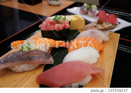 旅行先の地元で食べる新鮮で美味しいお寿司 135539237