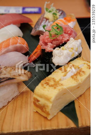 旅行先の地元で食べる新鮮で美味しいお寿司 旅行先の地元で食べる新鮮で美味しいお寿司 135539239
