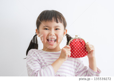 がま口財布を持つ子供(お金・お小遣い) がま口財布を持つ子供(お金・お小遣い) 135539272