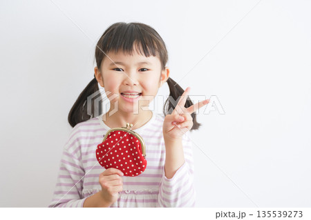 がま口財布を持つ子供（お金・お小遣い） 135539273