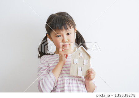 家の模型を持つ子供(住宅ローン・子供部屋) 家の模型を持つ子供(住宅ローン・子供部屋) 135539279