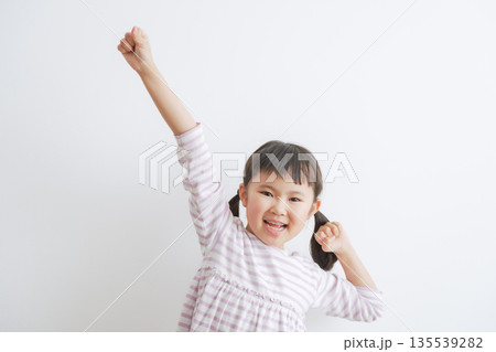ガッツポーズをする子供 ガッツポーズをする子供 135539282