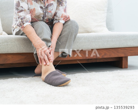 足が痛む高齢女性 135539293
