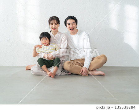 部屋でくつろぐ親子 135539294
