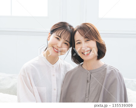 寄り添う母娘 寄り添う母娘 135539309