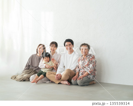 部屋でくつろぐ四世代家族 部屋でくつろぐ四世代家族 135539314