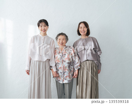 笑顔で寄り添う三世代の女性 135539318