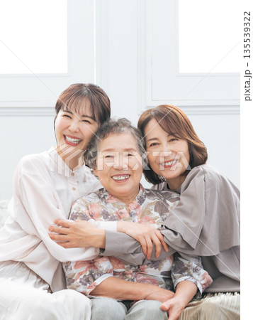 笑顔で寄り添う三世代の女性 笑顔で寄り添う三世代の女性 135539322
