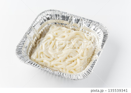 白背景に四角いアルミ容器の中に入った袋入りのうどんの麺 白背景に四角いアルミ容器の中に入った袋入りのうどんの麺 135539341