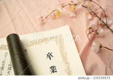 桜の花と卒業証書 135539573