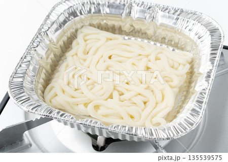 四角いアルミ容器で茹でるうどん 四角いアルミ容器で茹でるうどん 135539575