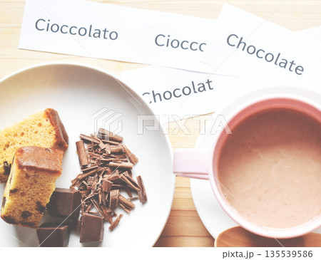 板チョコと刻んだチョコレートとホットチョコレートのクローズアップ 135539586