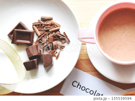 板チョコと刻んだチョコレートとホットチョコレートのクローズアップ 135539594
