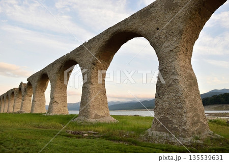 朽ち行くアーチ橋 135539631