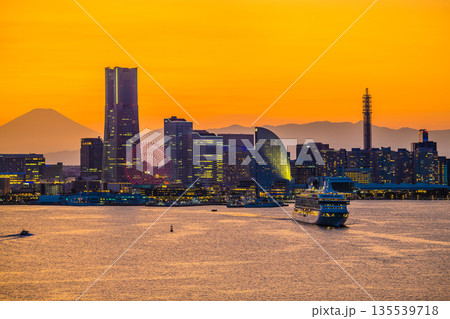 日本の横浜都市景観飛鳥Ⅲと富士山、みなとみらいが競演…。右奥に新高島。日本の豪華客船時代の幕開け 135539718