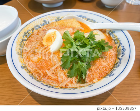 海老とパクチーのラクサ。ココナッツミルクとスパイスとライスヌードの料理。 135539857