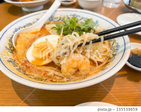 海老とパクチーのラクサ。ココナッツミルクとスパイスとライスヌードの料理。 135539859