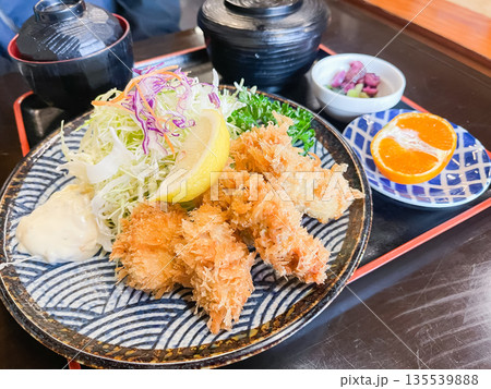熱々の牡蠣フライと新鮮な千切りキャベツの定食ランチ。 熱々の牡蠣フライと新鮮な千切りキャベツの定食ランチ。 135539888