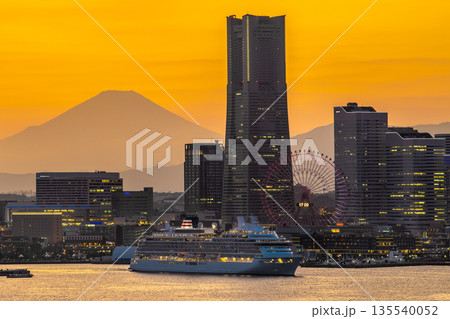 日本の横浜都市景観飛鳥Ⅲと富士山、みなとみらいが競演…日本の豪華客船時代の幕開け 135540052