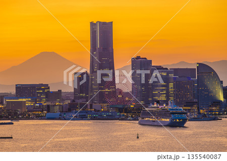 日本の横浜都市景観飛鳥Ⅲと富士山、みなとみらいが競演…日本の豪華客船時代の幕開け 135540087